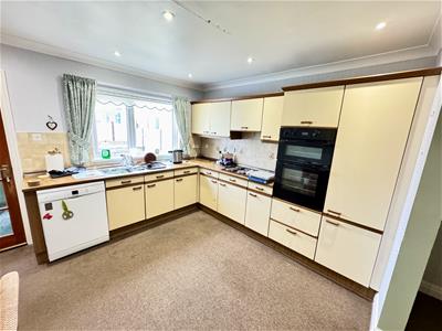 OPEN PLAN KITHCHEN/DINING ROOM